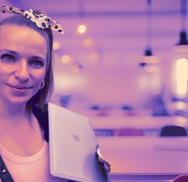 FRÆN Marketingstrategie, Kreativstrategie und Sparring Franziska Haiduk mit Laptop in der Hand