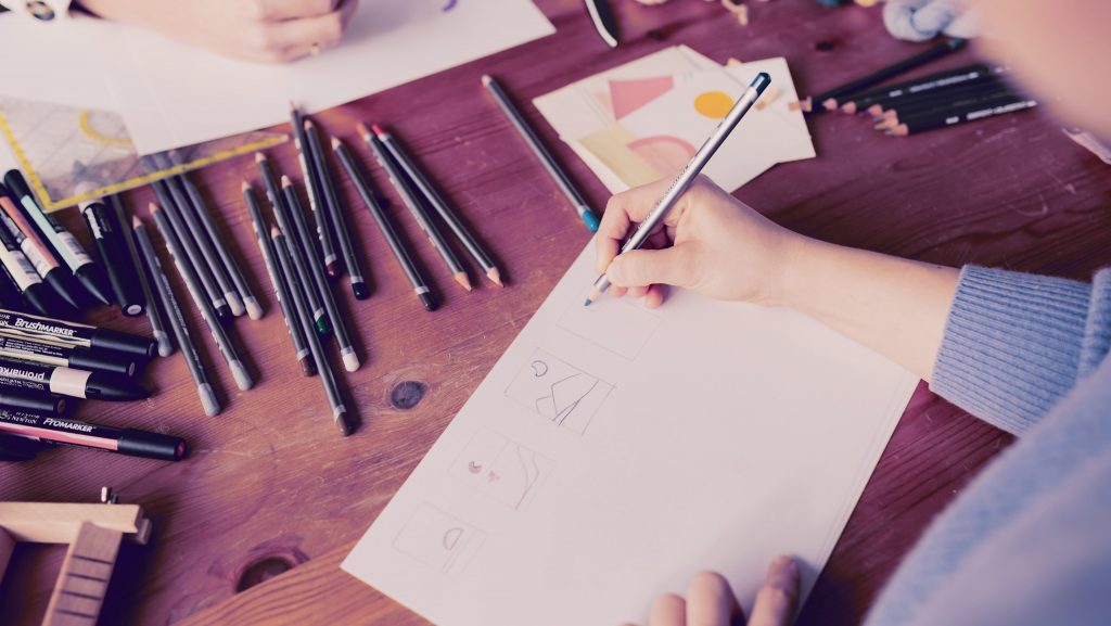 Hand mit Stift in der Hand malt auf Papier; Foto: Karola G / Pexels