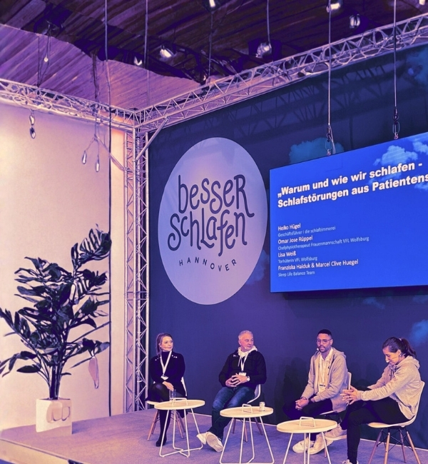 vorträge und workshops frÆn marketing 2 vier Personen auf Bühne für Panel Diskussion