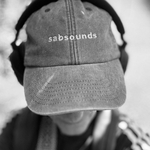 Home Frau mit Cap, auf dem sabsounds steht und Kopfhörern