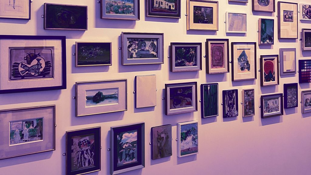 Viele Bilderrahmen mit Bildern an Wand